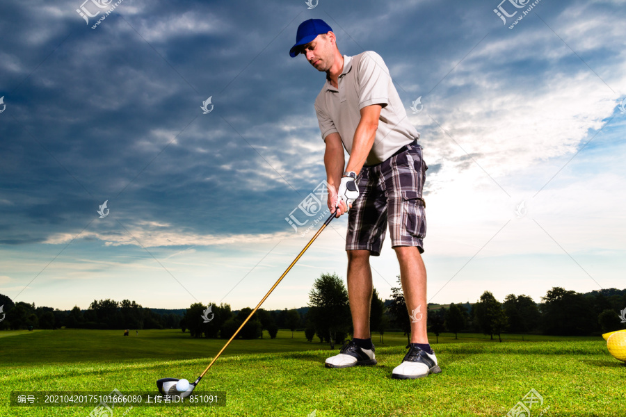 年轻的高尔夫球手在球场上挥杆，他大概是做运动的