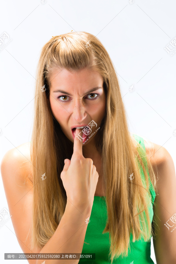 在白色背景下，手指放在舌头上的年轻女子的肖像