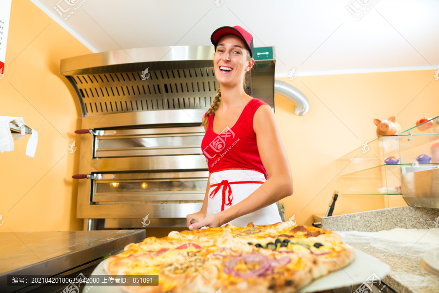 烤披萨的女厨师