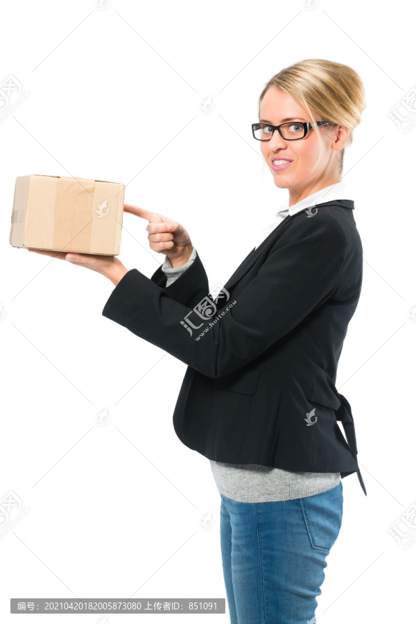 在白色背景的年轻女子面前，她发一个包裹或会发一个包裹，象征着物流