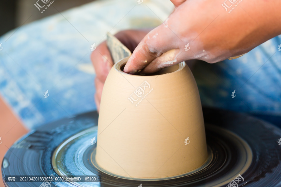 陶工师傅在陶工的轮子上创造一个碗