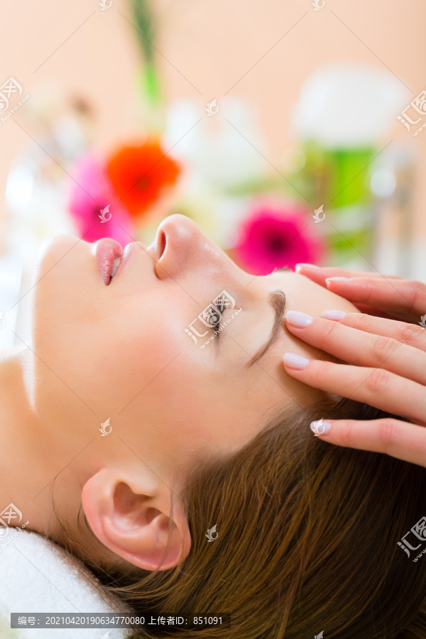 健康-在水疗中心接受头部或面部按摩的女性