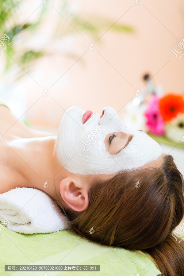 健康女性在SPA中接受面膜清洁和湿润皮肤