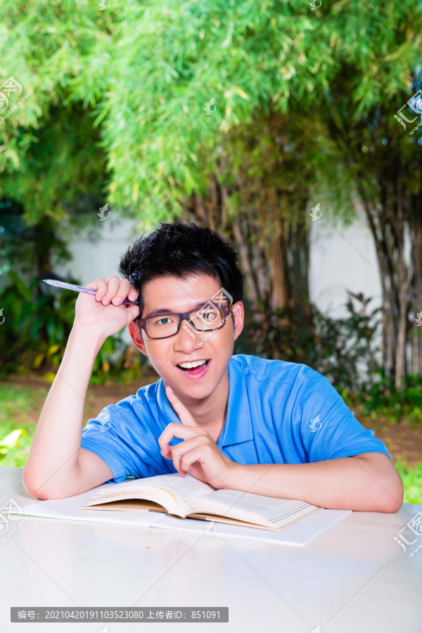 年轻的中国亚裔学生在家里很成功，第二天的家庭作业很难完成