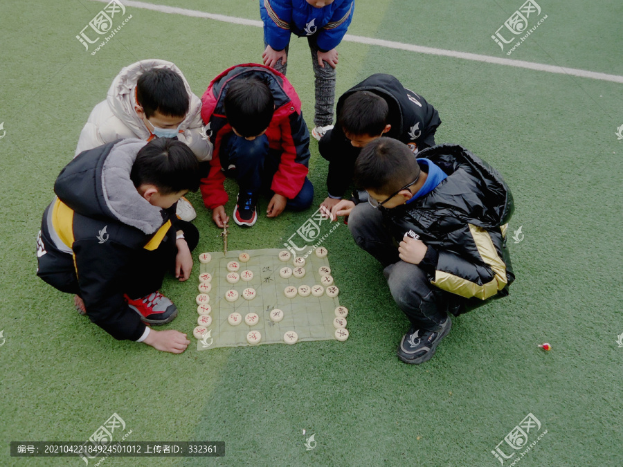 几个孩子在一起研究下象棋