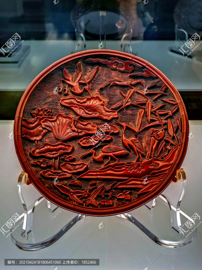 元代剔红荷塘鹭鸶图圆盘漆器
