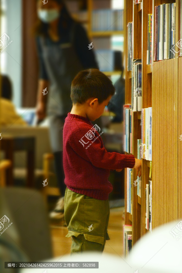 书店寻书的小朋友