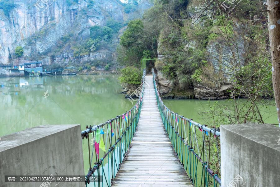 绍兴新昌天烛仙境天烛湖景区吊桥