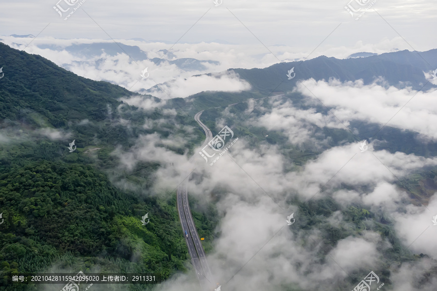 航拍最美雅西高速穿越崇山峻岭