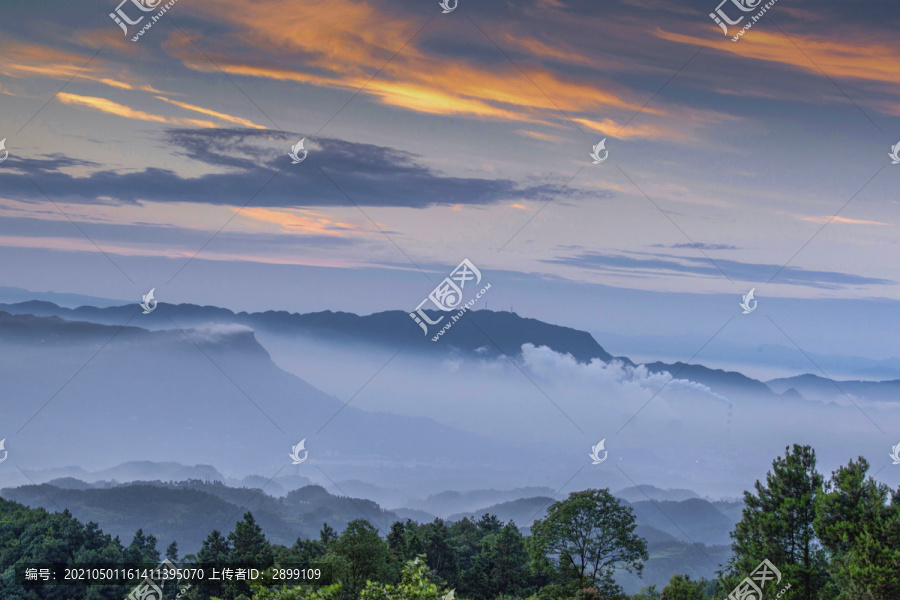 朝霞晨雾缭绕红岩山自然景观