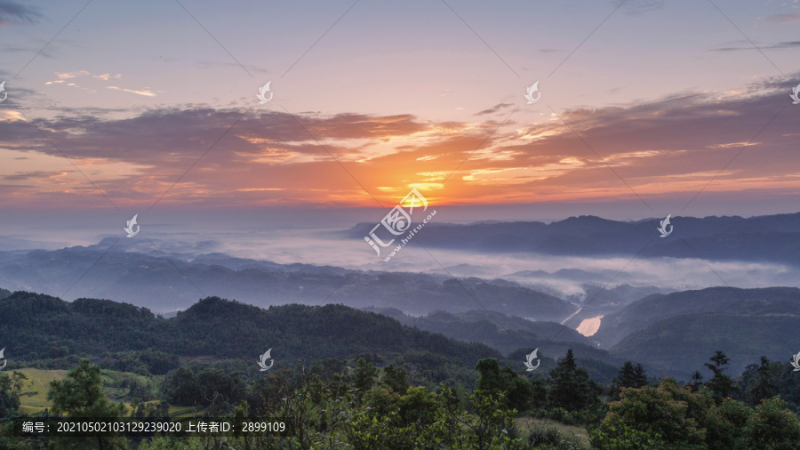 宜宾红岩山朝霞与晨雾缭绕山脉