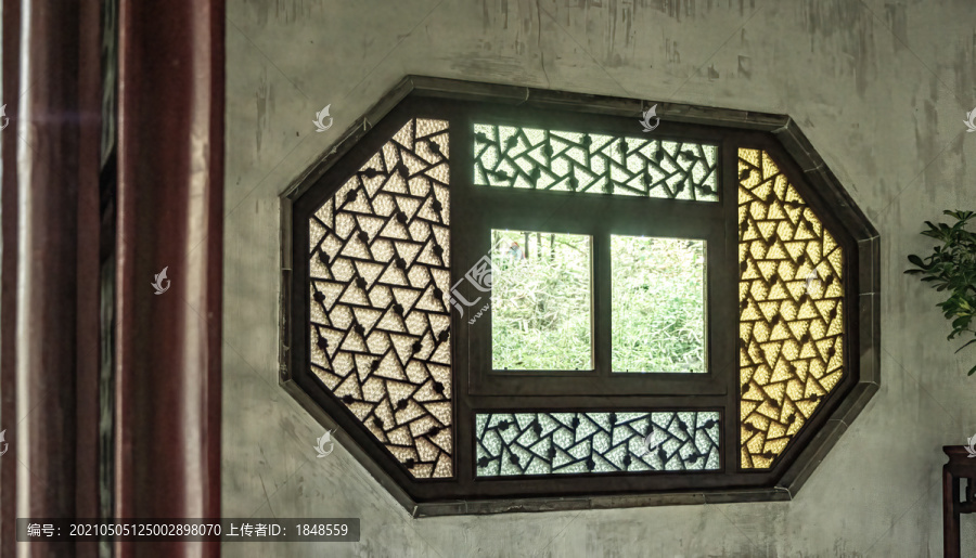 中式彩色琉璃木窗