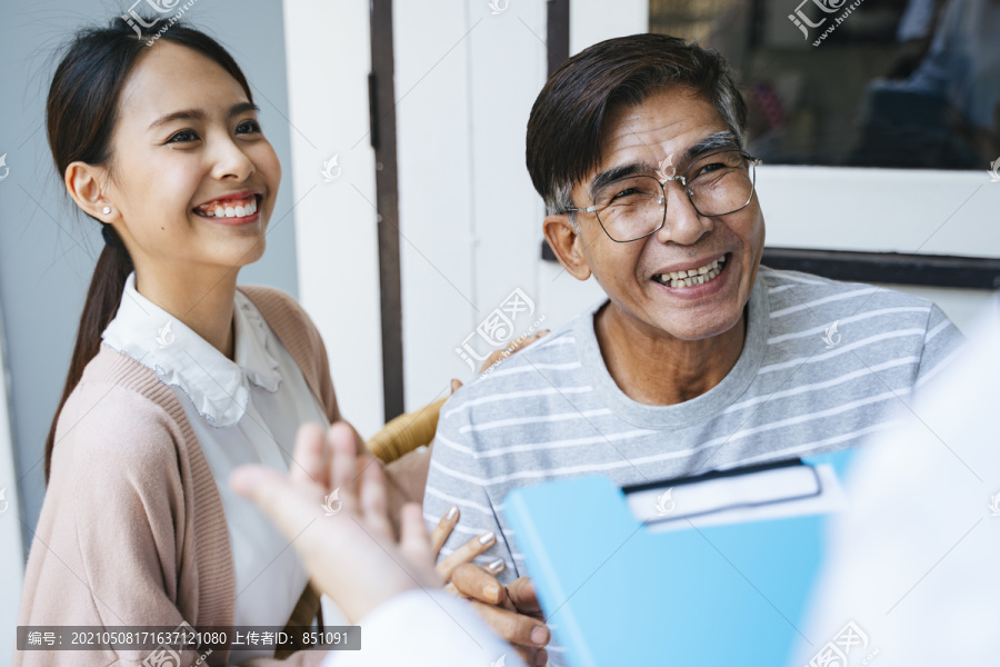 老人把自己的病情告诉了医生，并给了医生一个称赞，因为他痊愈了，她的女儿给了医生一个感激的微笑。