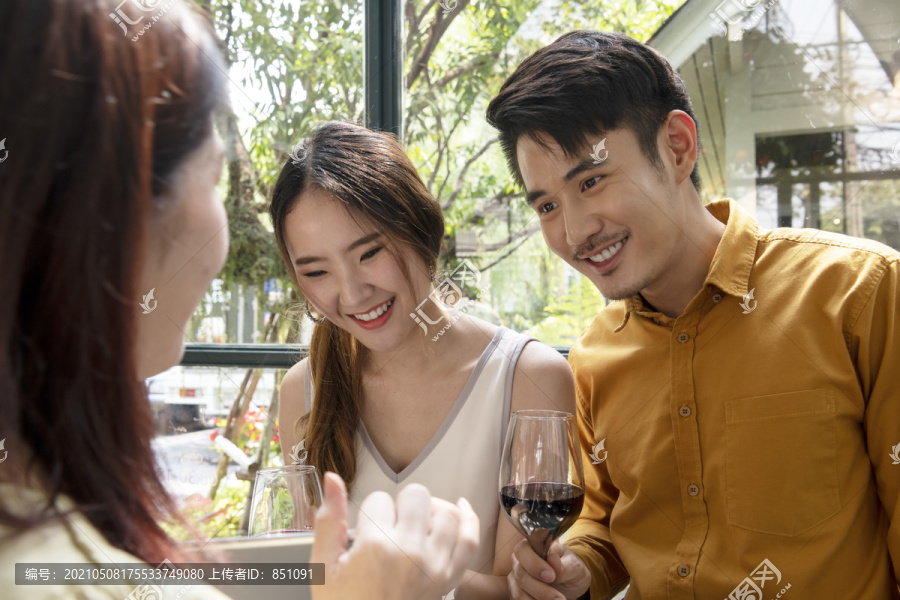 亚洲夫妇在聚会上喜欢喝酒。享受红酒的浪漫情侣。用一杯红酒庆祝和欢呼。