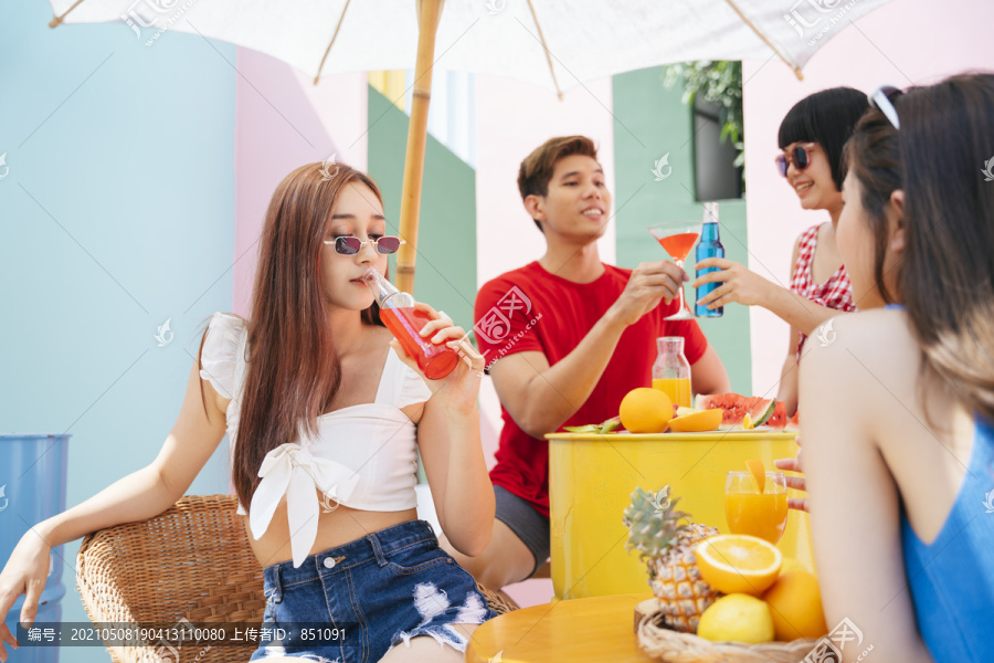 快乐的年轻人在夏季聚会上喜欢吃喝。果汁不含酒精。