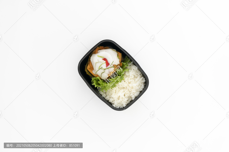 黑盒子里咖喱酱蒸鱼的顶视图。