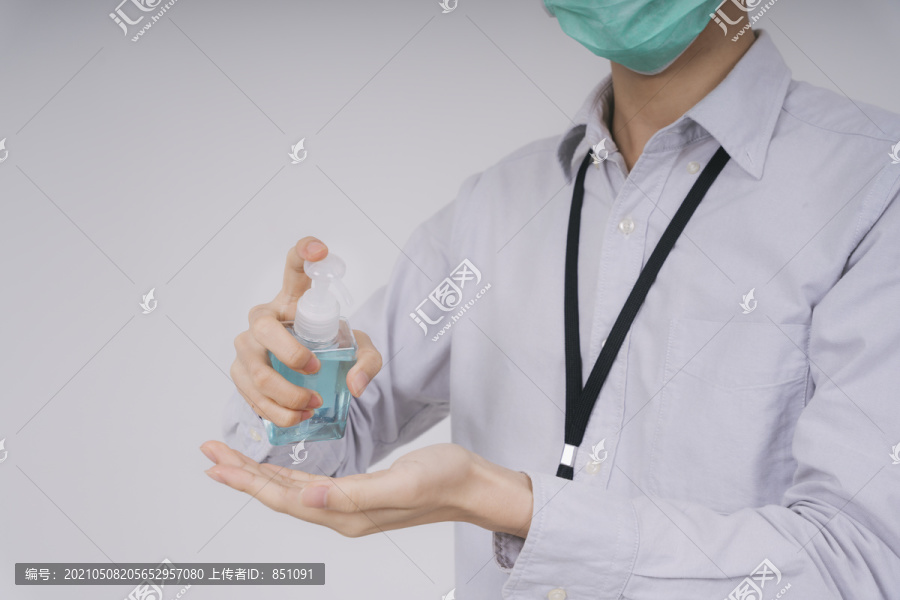 特写镜头：亚泰医生用隔离在白色背景上的酒精凝胶洗手。