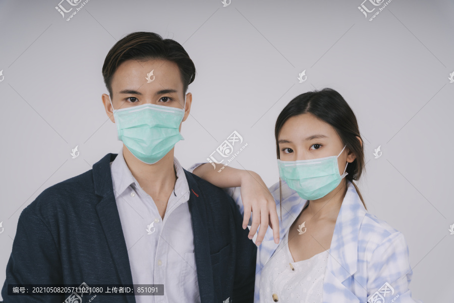 两个戴着医生面具的泰国年轻人的肖像，隔离在白色背景下。时尚肖像。