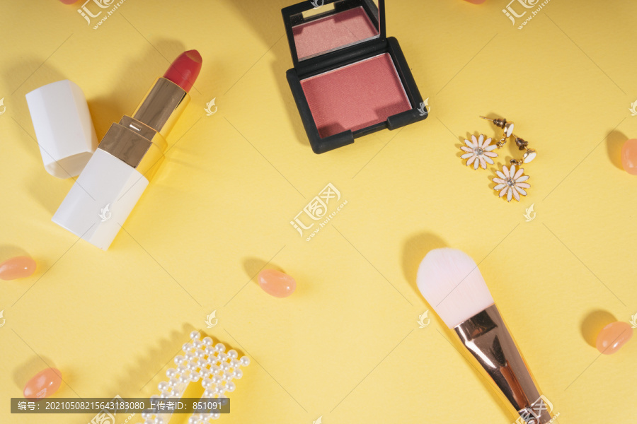 黄色背景上的女性配饰化妆品背景。