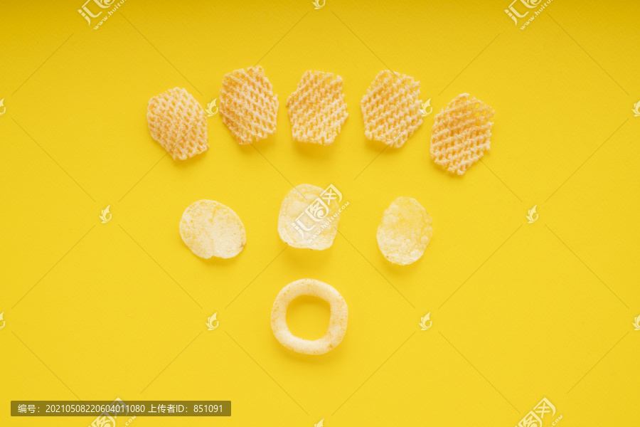 黄色背景上的一套薯片。复制空间。Wifi形状。