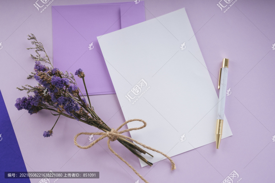 紫色花薰衣草与纸张空间为模型在紫色粉红色的背景。泰国母亲节。