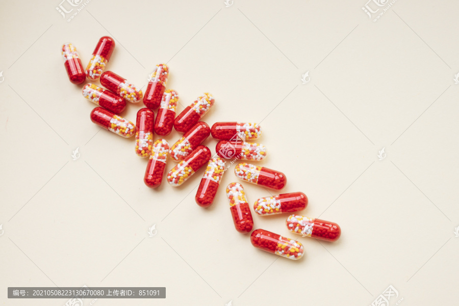 顶视图-红色药丸胶囊和分子作为医学概念。