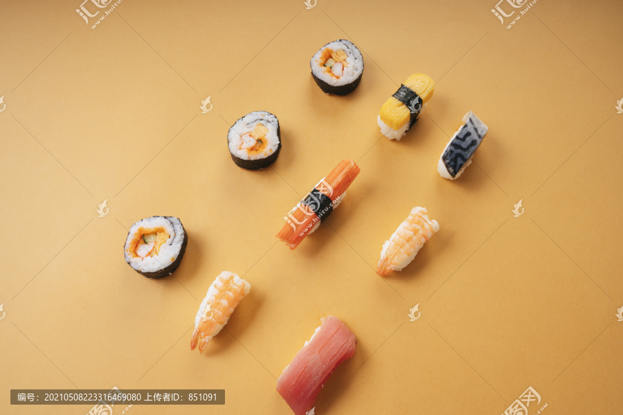 俯视图-寿司套装，有maki卷和nigiri。日本传统饮食风格。