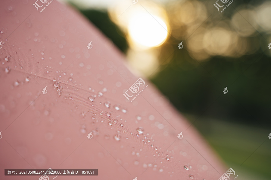 雨滴上一把红伞，雨滴上一把红伞，雨滴深浅上一把红伞，雨伞上一把红伞。户外自然。