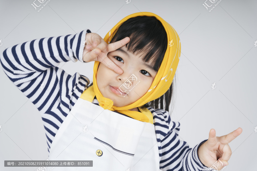 戴着黄色绷带的泰国亚裔漂亮孩子在白色背景上露出两个手指。