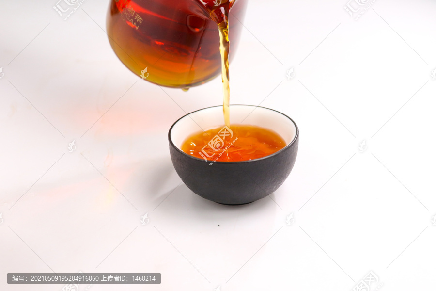 红茶茶汤倒茶