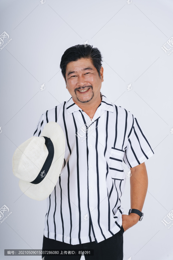 一位穿着白领衬衫、戴着帽子的老人的肖像。