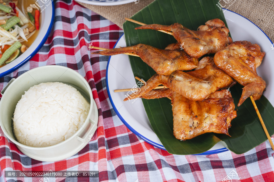 顶视图-香蕉叶烤鸡和糯米。是北方的食物。