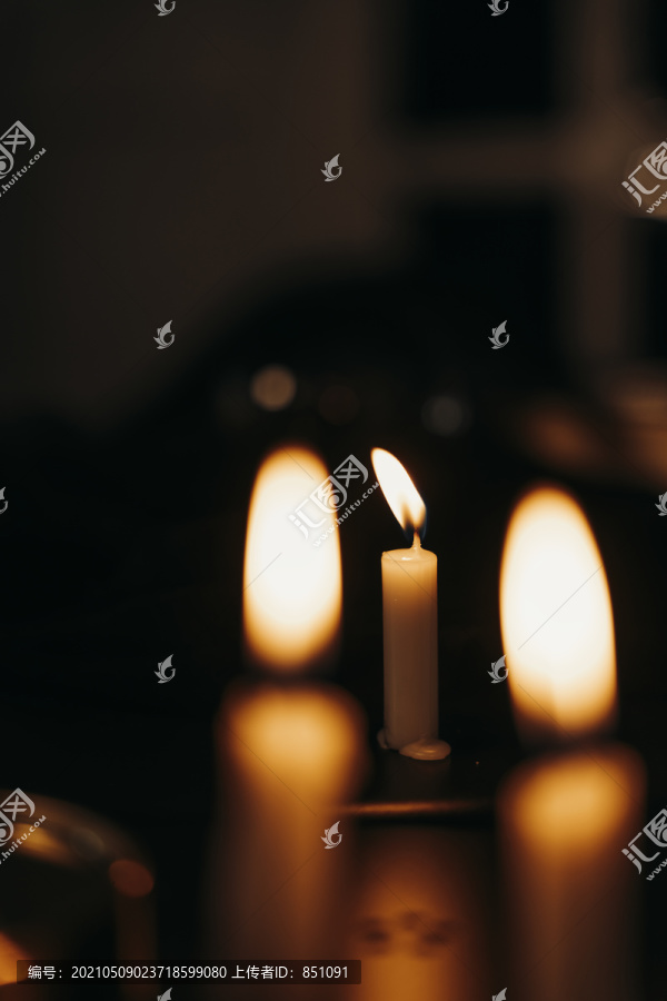 蜡烛在黑暗的房间里点燃。