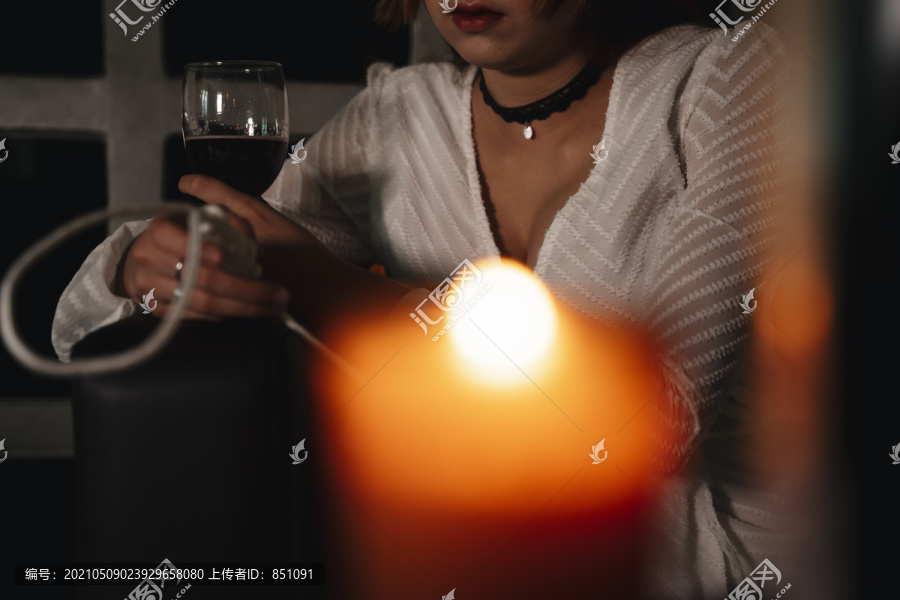 愁眉苦脸的女商人紧张地从工作中抱着一杯酒坐在房间里挂着圈。自杀。