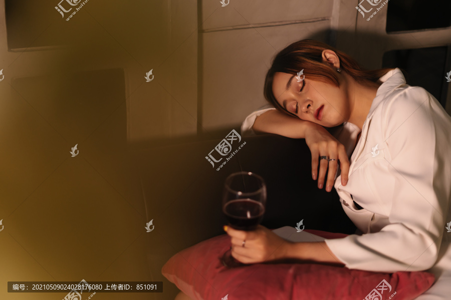 醉酒的女商人喝了太多红酒后睡着了。