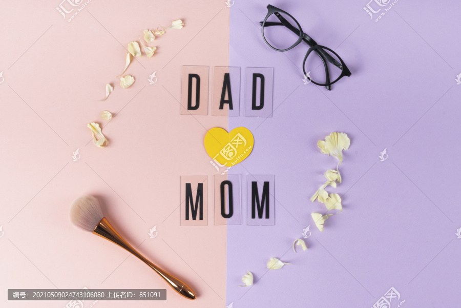 顶视图-爸爸和妈妈在粉红色和紫色背景上，花呈圆形。父亲节和母亲节庆祝活动。