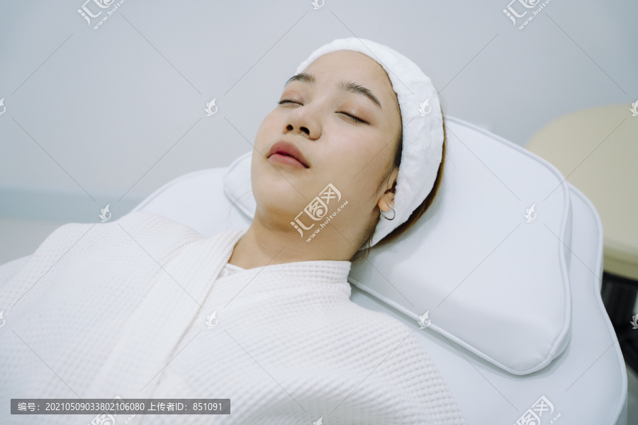 亚洲妇女在美容诊所的床上进行水疗后睡觉。