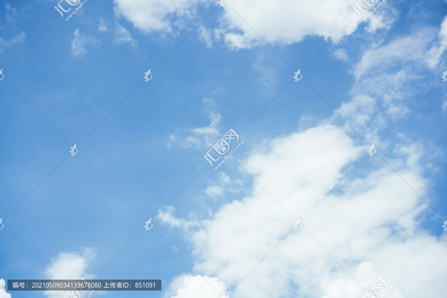 夏季云景，蓝天白云蓬松。