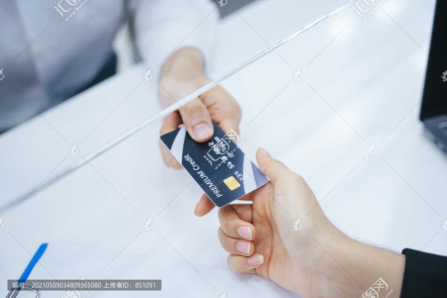 用信用卡支付费用的顾客。