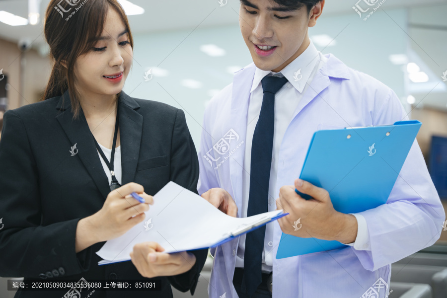 年轻的亚洲医生和美丽的秘书一起在医院或诊所工作。
