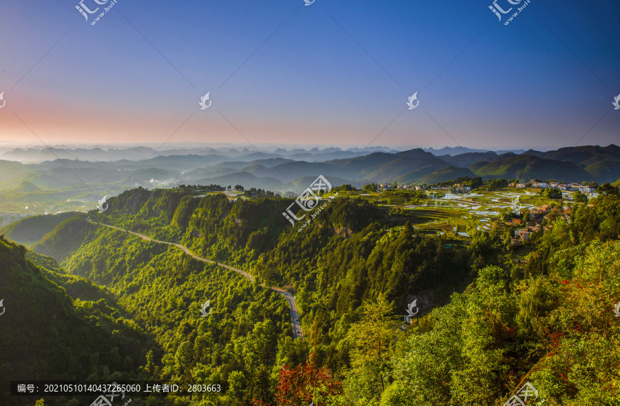 俯瞰远山村庄夕阳