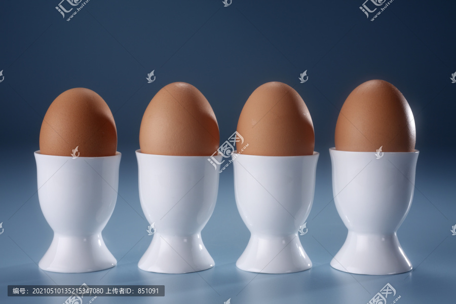 鸡蛋杯上的鸡蛋图片