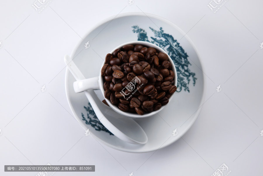装满咖啡豆的杯子顶视图