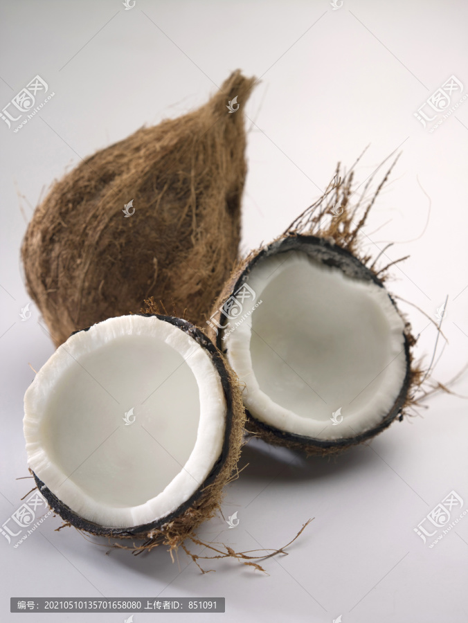 一个是新鲜的椰子，一个是平淡的背景