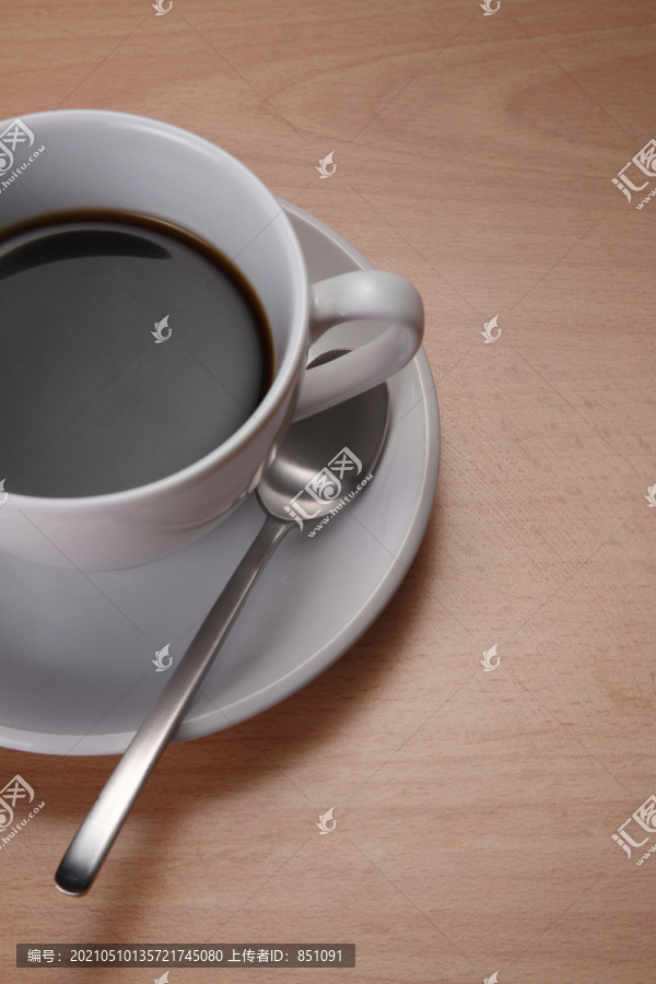 咖啡杯孤立地（从上面看）放在桌面上。