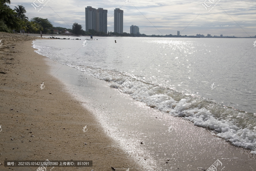 海洋景观-大海，金色沙滩，蓝天白云。