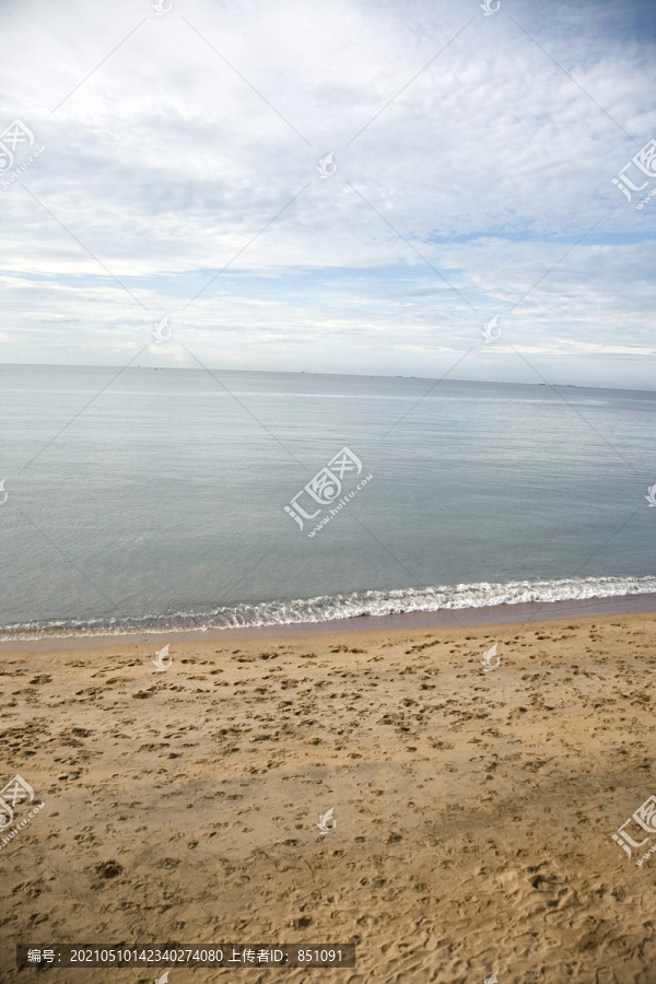 海洋景观-大海，金色沙滩，蓝天白云。