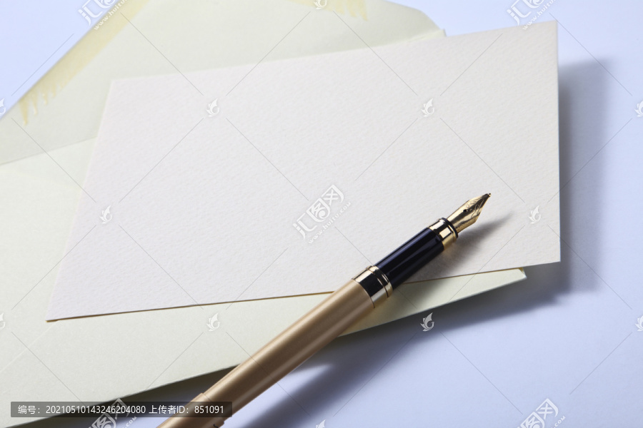 淡黄色信封信和笔