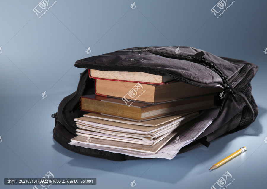 装满书的书包