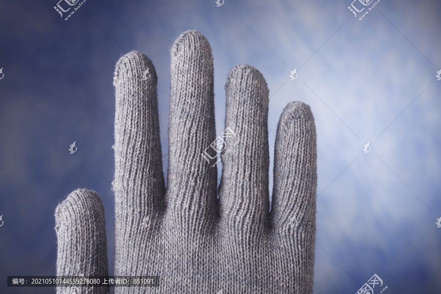 戴手套的人体模特的手。